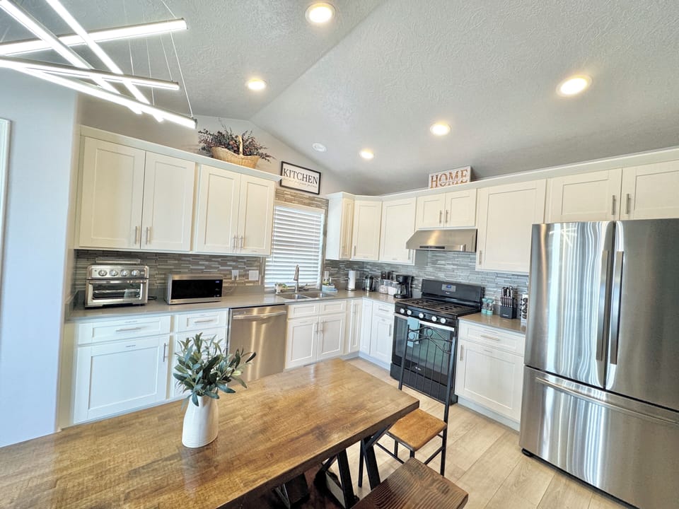 Full kitchen & dining area