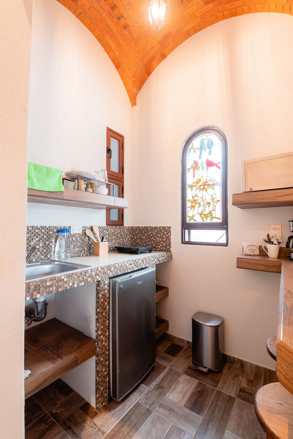 Deluxe Room, 1 King Bed, Balcony, Mountain View | Private kitchen