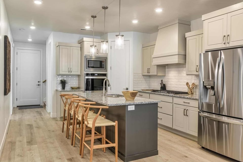 Townhome, 5 Bedrooms | Private kitchen | Fridge, oven, coffee/tea maker, toaster