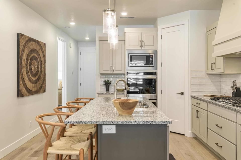 Townhome, 5 Bedrooms | Private kitchen | Fridge, oven, coffee/tea maker, toaster