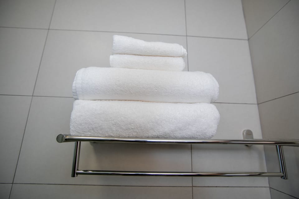 Combined shower/tub, slippers, towels