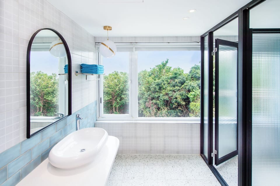 Quadruple Room with Sea View | Bathroom | Free toiletries, hair dryer, slippers, towels