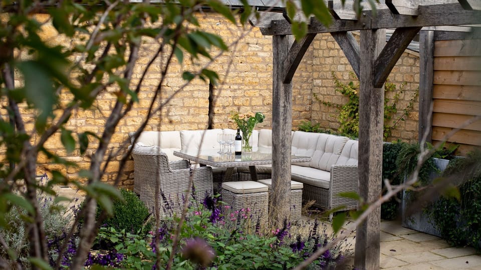 Outside Dining, Yew Tree Cottage, Bolthole Retreats