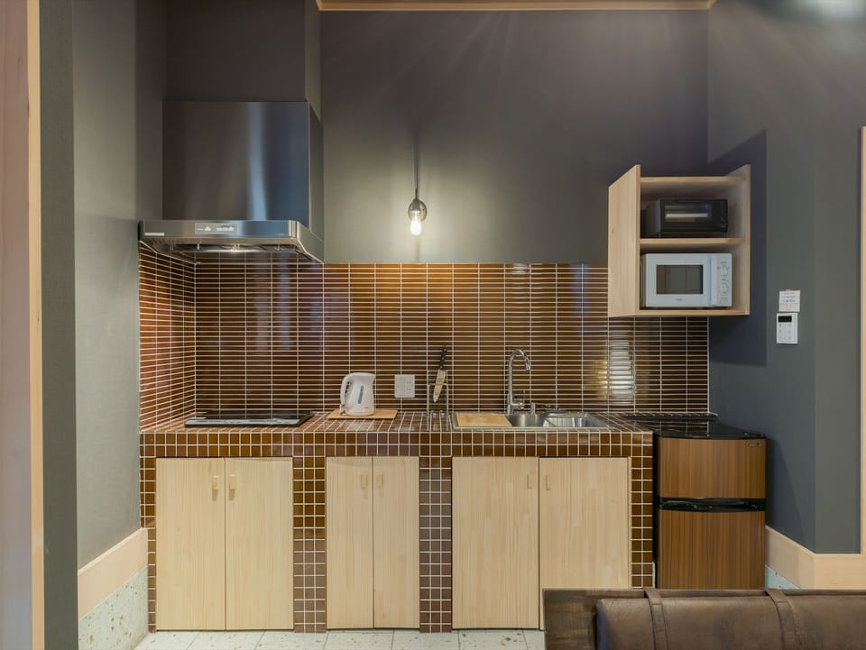 House, 1 Bedroom, 2 Bathrooms | Private kitchen | Fridge, microwave, electric kettle, toaster