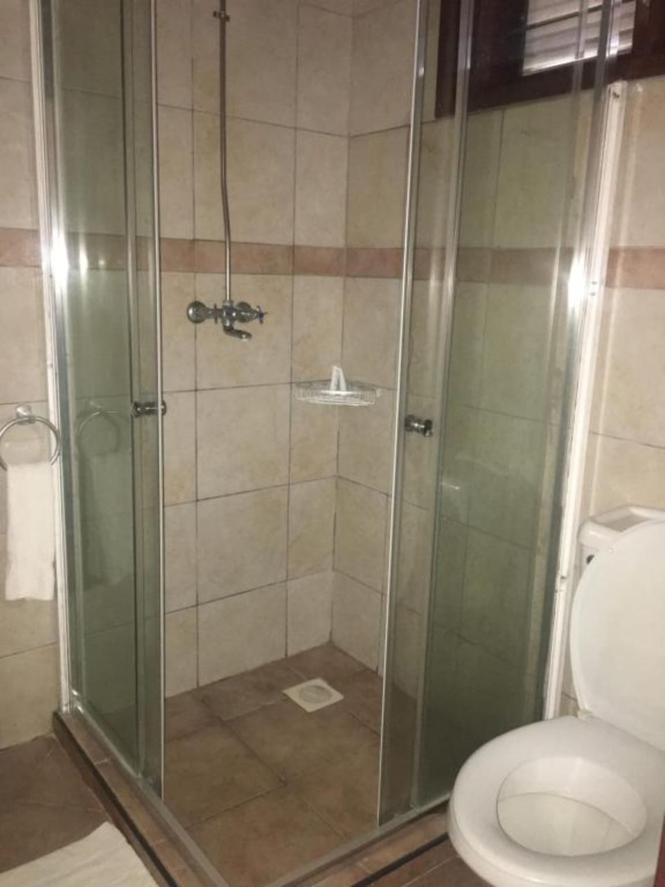 Combined shower/tub, slippers, towels