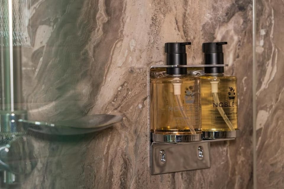 Deluxe Double Room | Bathroom | Shower, eco-friendly toiletries, slippers, towels
