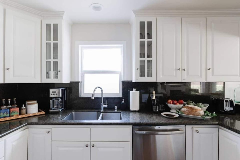 Two-sided sink and coffee bar