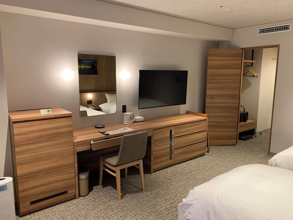 modern twin room, Non-Smoking | In-room safe, desk, bed sheets