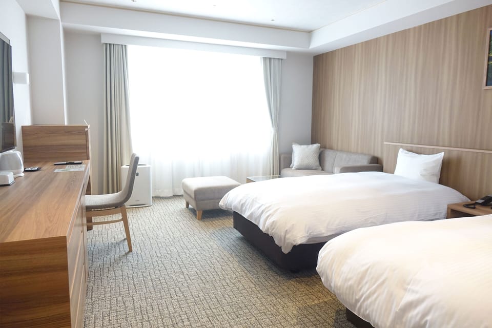 modern twin room, Non-Smoking | In-room safe, desk, bed sheets