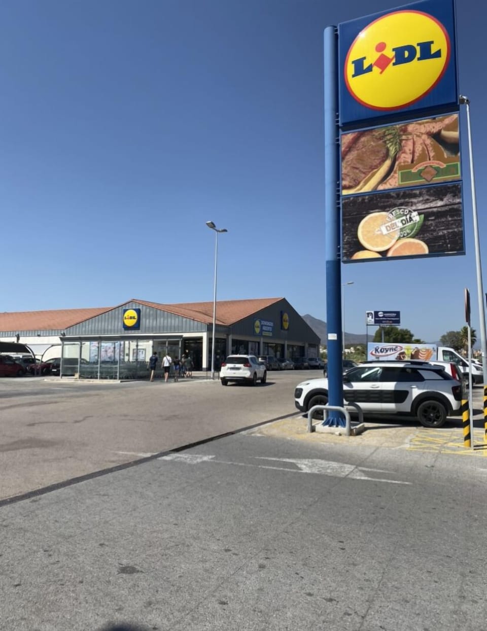 Large supermarket 5 mins from complex 