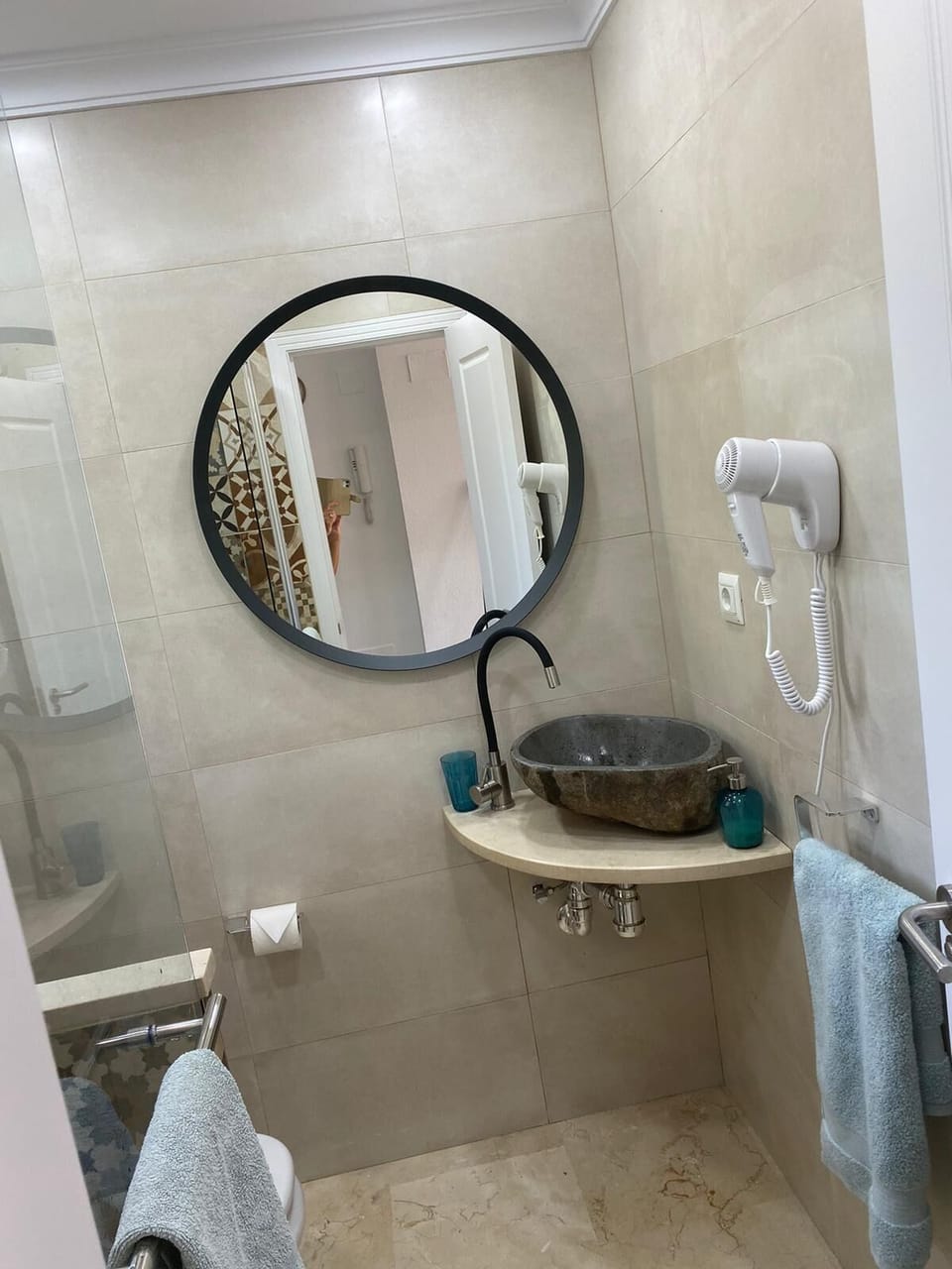 Bathroom with walk in shower, hairdryer supplied 