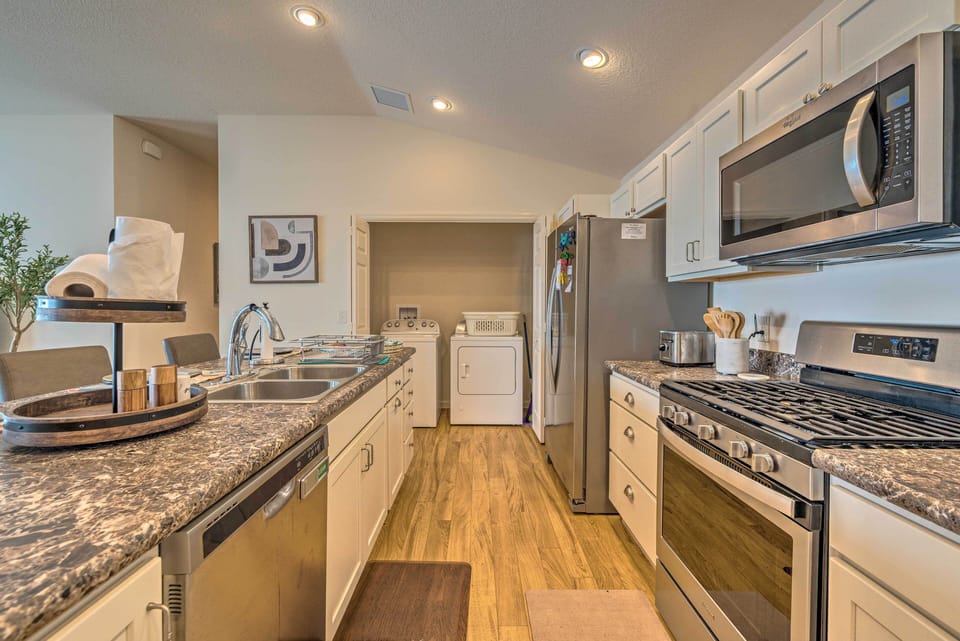 Kitchen | In-Unit Washer & Dryer