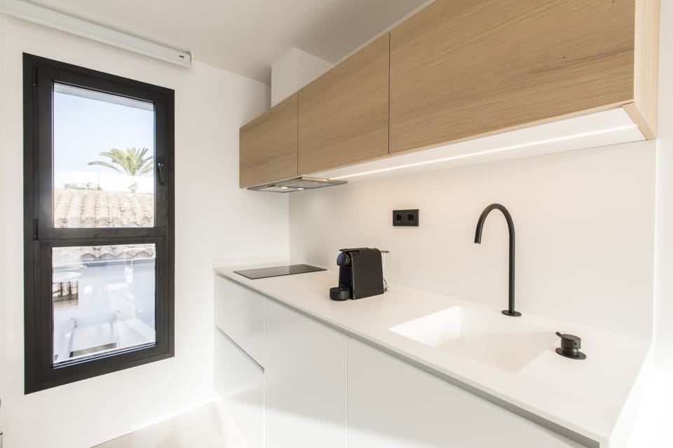 Double Room | Private kitchen | Stovetop, cookware/dishes/utensils