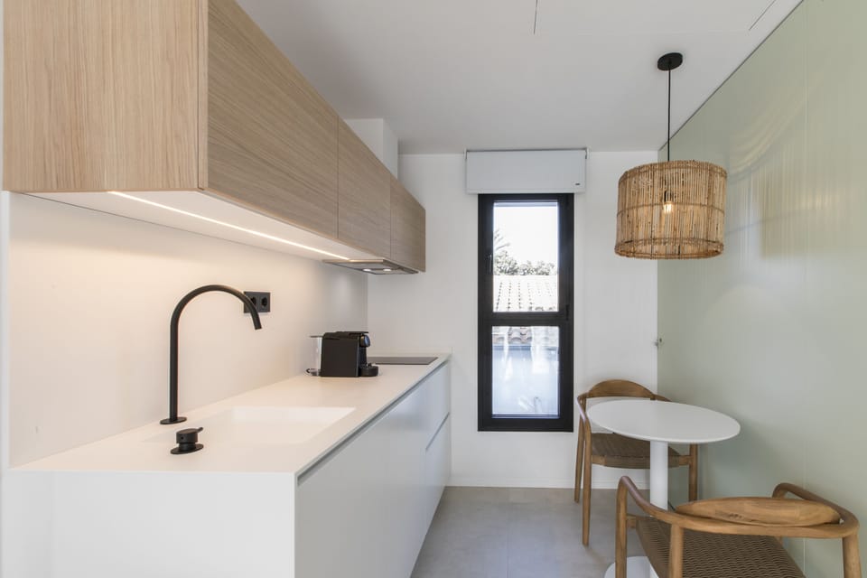 Studio Suite, Pool Access | Private kitchen | Stovetop, cookware/dishes/utensils