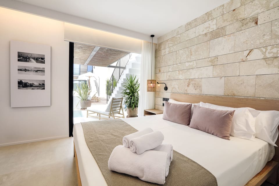 Superior Suite, Hot Tub | Soundproofing, WiFi (free), bed sheets