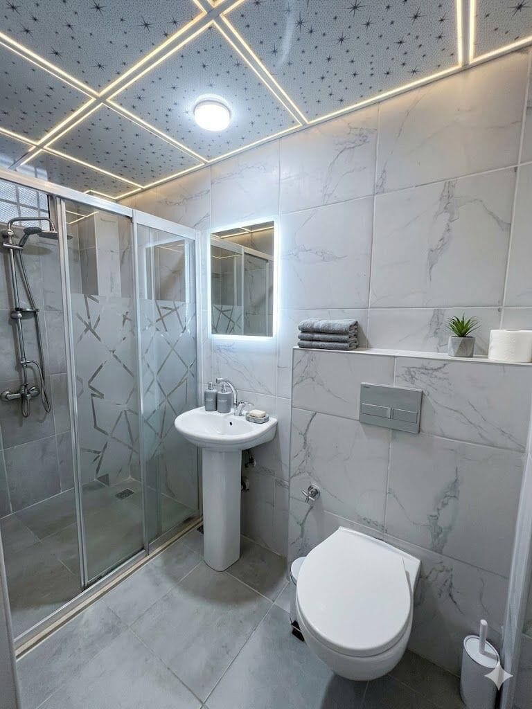 Economy Room | Bathroom | Shower, hydromassage showerhead, hair dryer, slippers