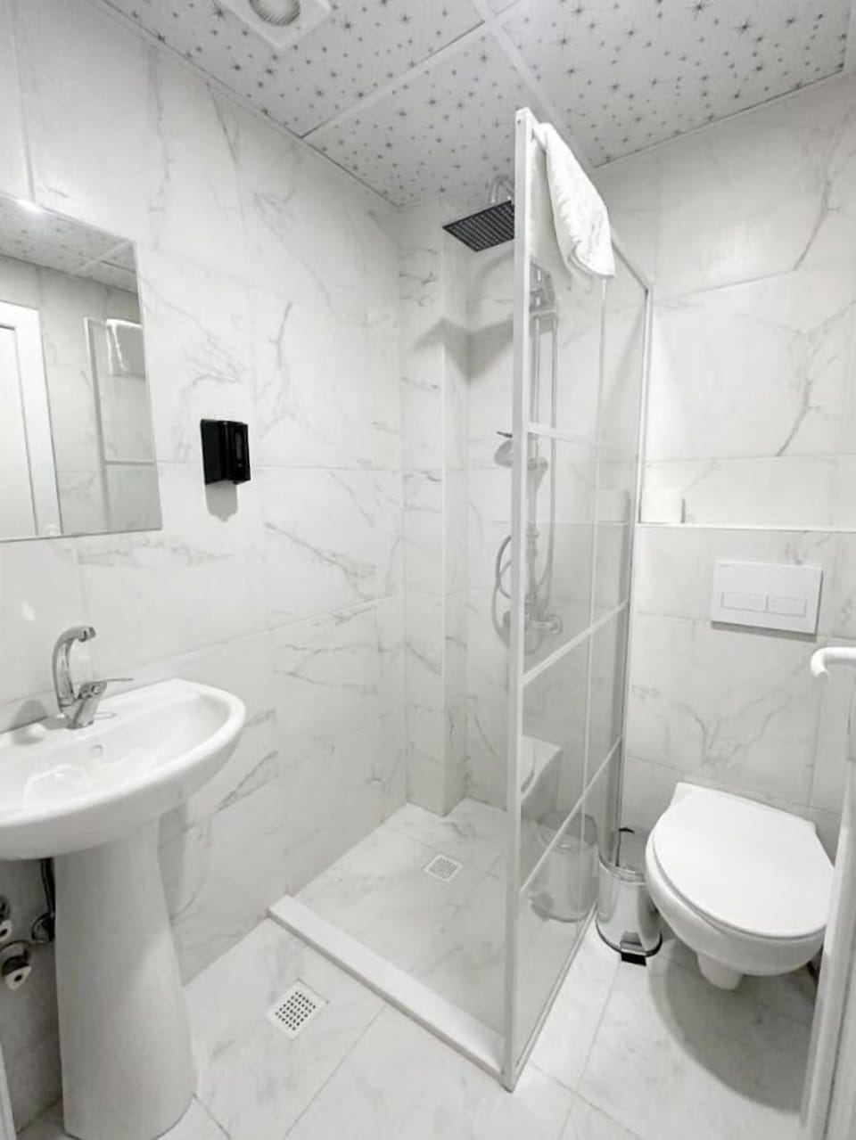 Standard Room | Bathroom | Shower, hydromassage showerhead, hair dryer, slippers
