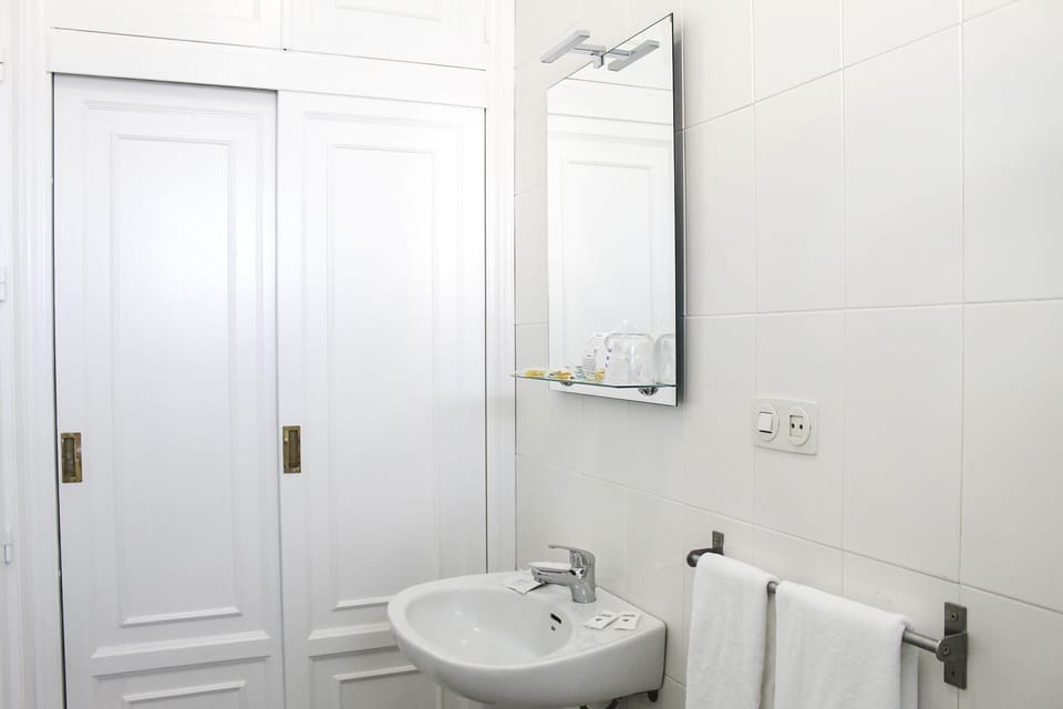 Business Twin Room | Bathroom | Shower, towels