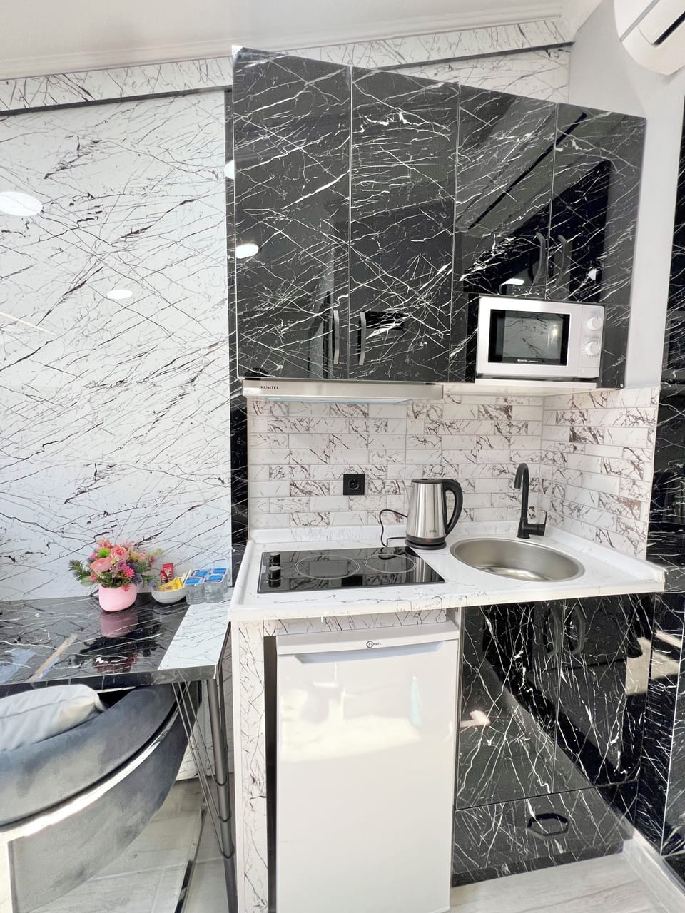 Design Studio | Private kitchen | Mini-fridge, electric kettle, paper towels