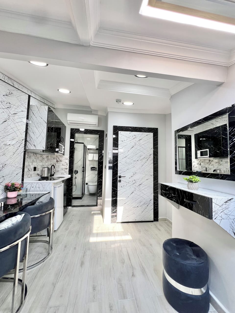 Design Studio | Premium bedding, in-room safe, desk, soundproofing