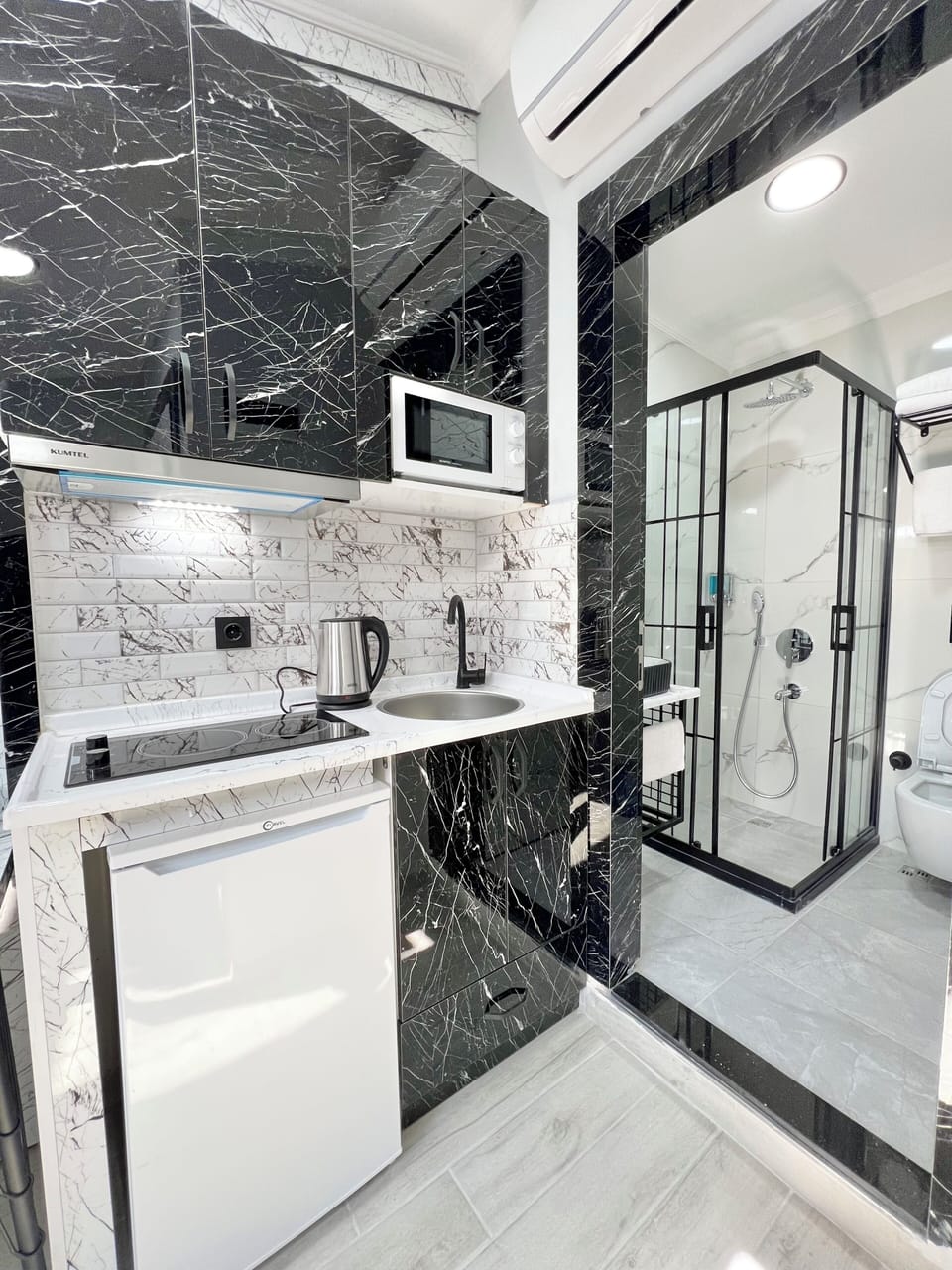 Design Studio | Private kitchen | Mini-fridge, electric kettle, paper towels