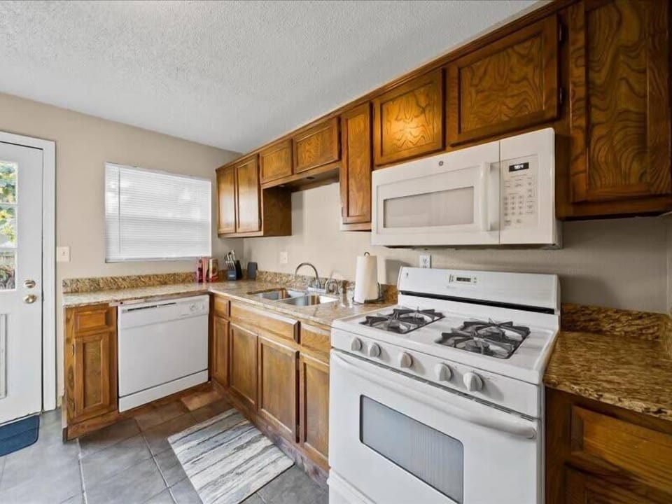 Fully stock kitchen to cook great meals !
