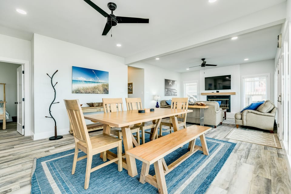 Comfortably seat up to 6 at the dining table