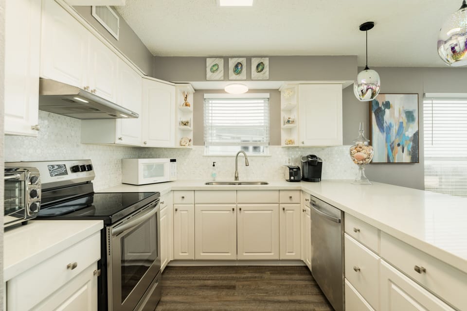 Fully equipped kitchen with storage for all your beach snacks