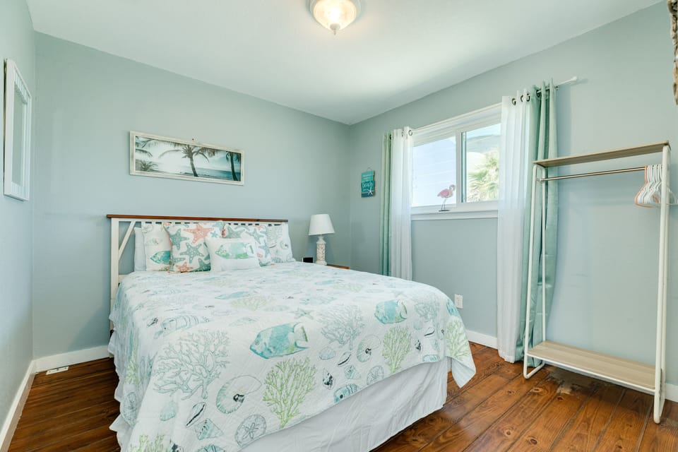 Queen bedroom, relaxing & ready for lazy mornings
