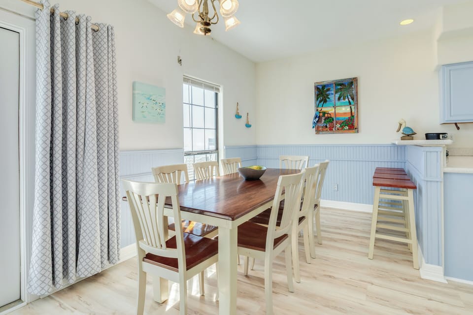 Overlook the Gulf while eating meals