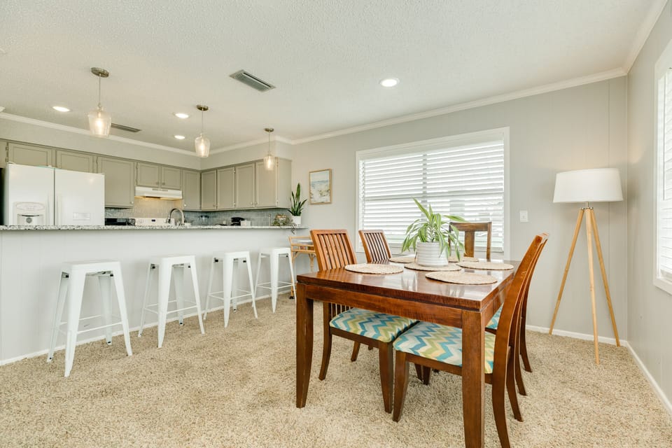 Additional seating for 4 at the adjacent breakfast bar