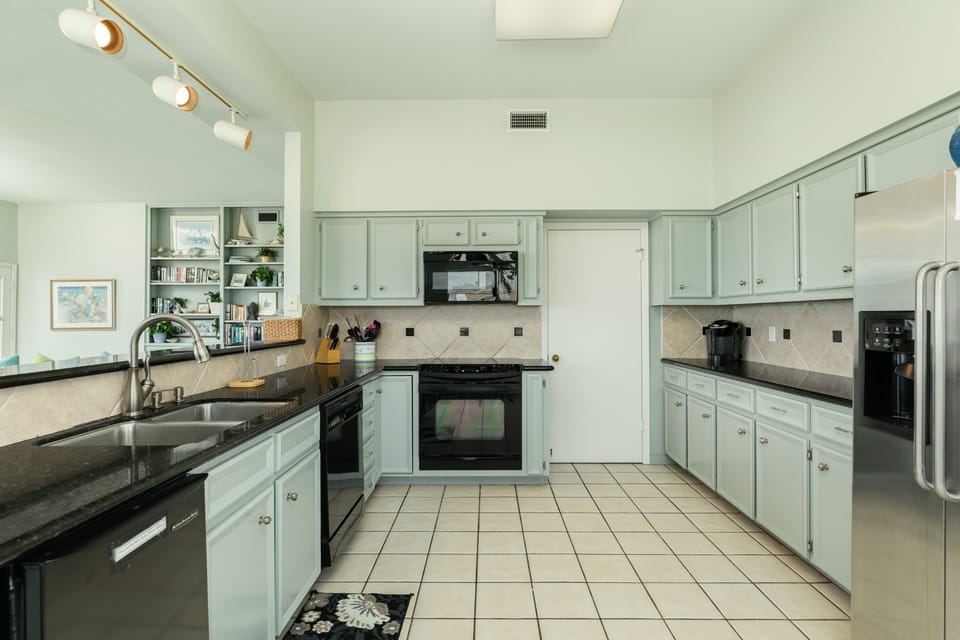 Abundant counter and storage space in the fully equipped kitchen