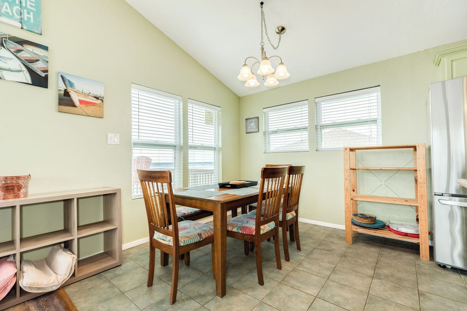 Comfortably sit up to 6 at the dining table