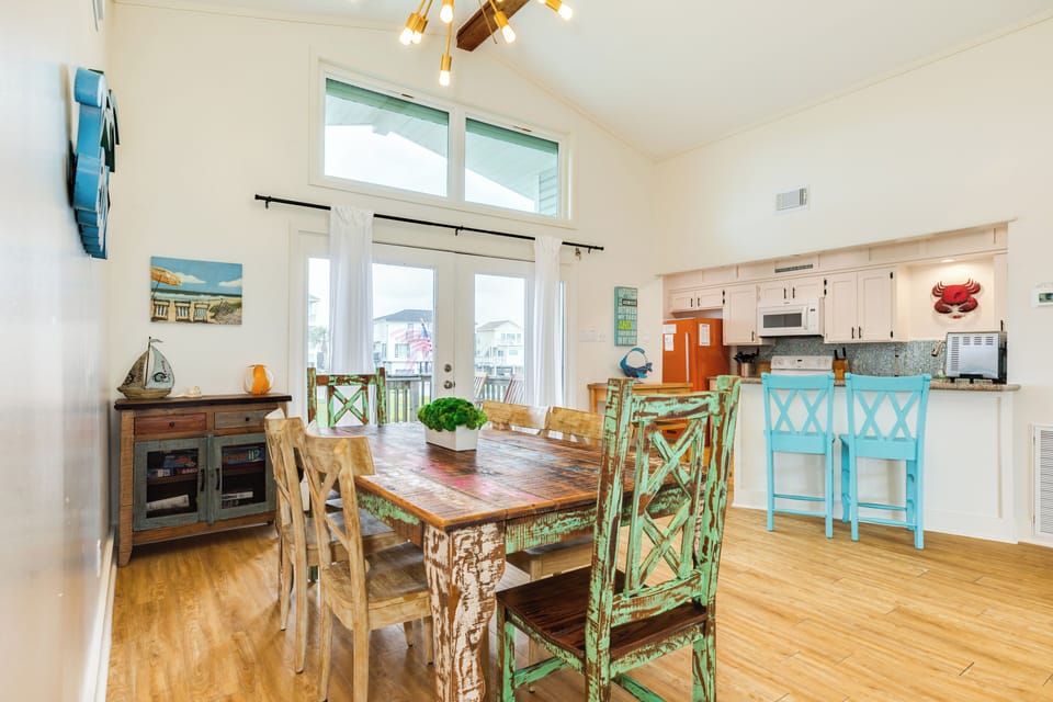 Sit up to 6 at the dining table