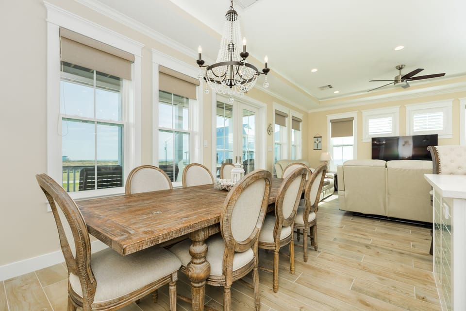 Sit up to 8 at the large dining table