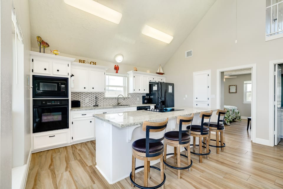 Large kitchen island, perfect for snacking or serving meals