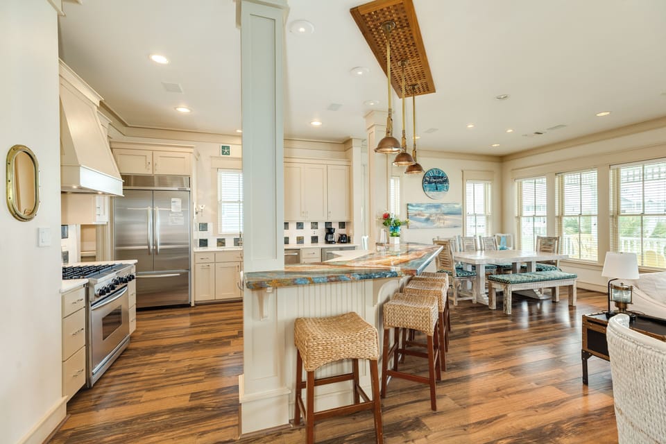Additional seating for 4 at the breakfast bar