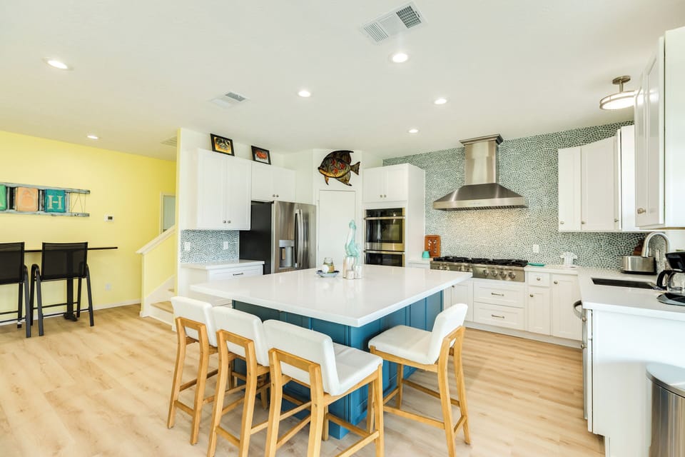 Additional seating for 4 at the breakfast bar