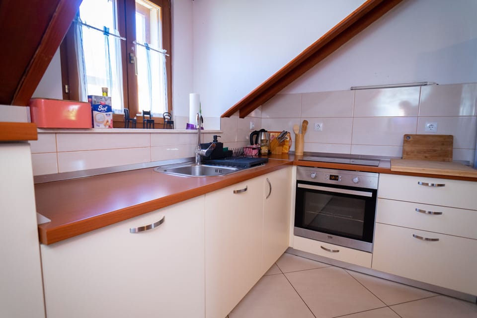 Traditional Townhome, 5 Bedrooms | Private kitchen | Fridge, oven, stovetop, espresso maker