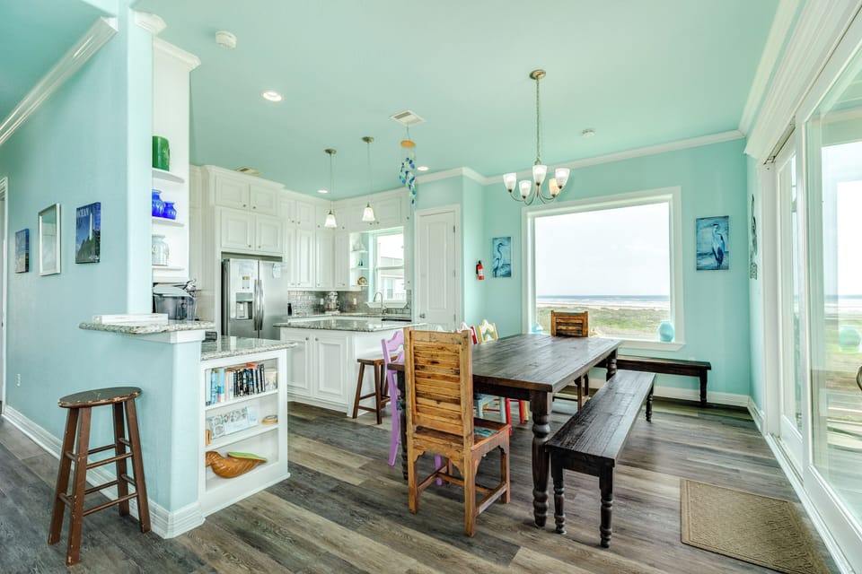 Comfortably sit up to 10 at the large dining table