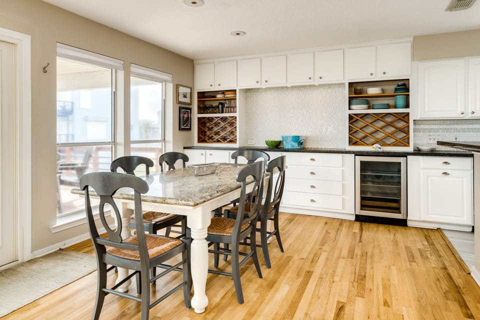 Comfortably sit up to 6 at the dining table