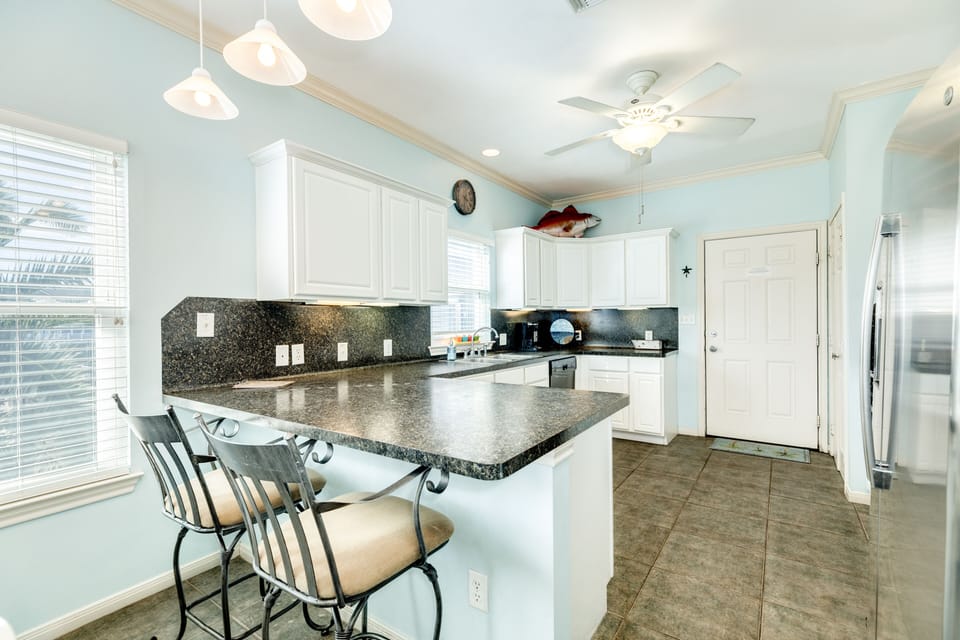 Grab a quick snack or enjoy meals at the breakfast bar