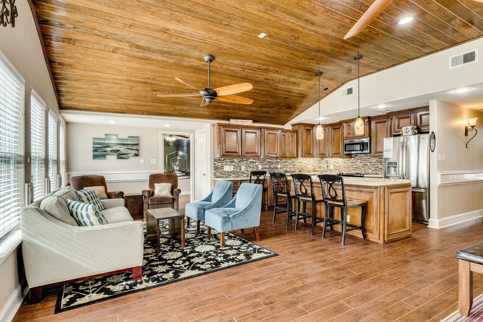 Open plan, perfect for catching up or settling in