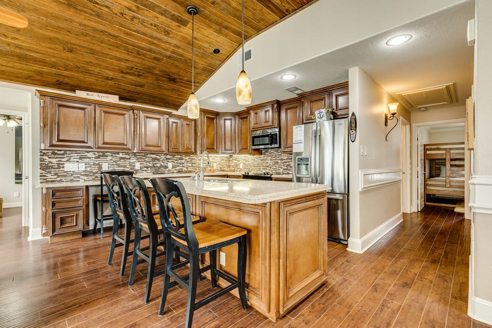 Grab a quick snack or enjoy meals at the breakfast bar