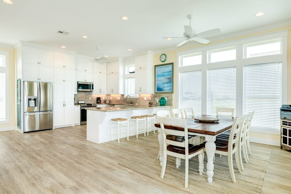 Comfortably sit up to 8 at the dining table
