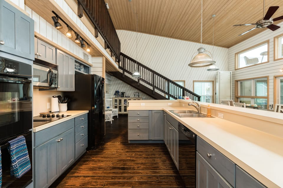 Plenty of kitchen cabinet and storage space