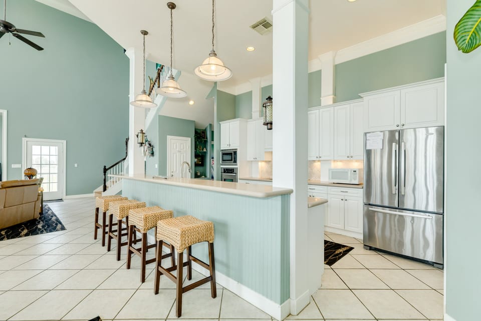 Large breakfast bar - perfect for snacking or serving meals