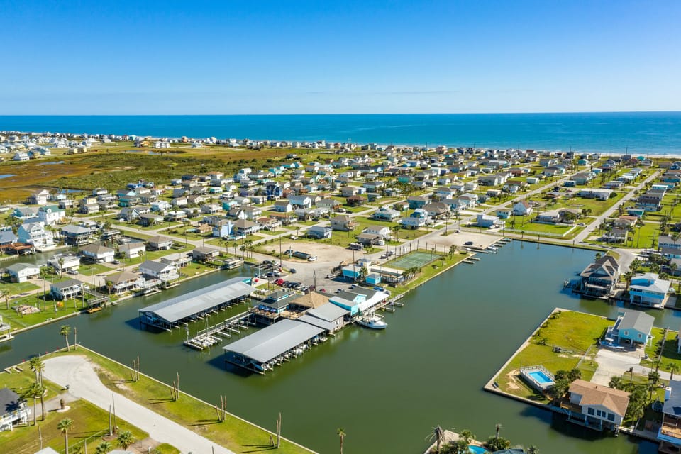 Quick bay access and 1.6 miles of beaches in Sea Isle.