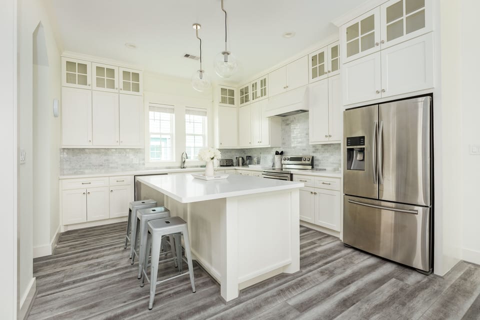 Plenty of kitchen cabinet space for all your beach snacks