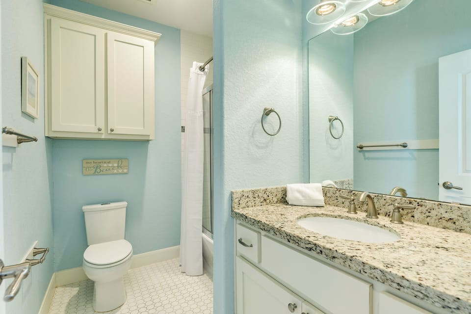 En suite bathroom with tub & shower combo